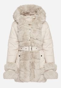 Born2be - Jasnobeżowa Taliowana Kurtka z Paskiem Kapturem i Ozdobnym Futrem Rainaria. Okazja: na co dzień, do pracy, na spotkanie biznesowe. Kolor: beżowy. Materiał: futro. Styl: biznesowy, casual, retro, elegancki #4
