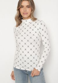Born2be - Biała Bawełniana Bluzka z Półgolfem Typu Longsleeve z Geometrycznym Wzorem Tilianna. Okazja: do pracy, na imprezę, na co dzień, na spotkanie biznesowe. Kolor: biały. Materiał: bawełna. Długość rękawa: długi rękaw. Wzór: geometria. Styl: klasyczny, casual, elegancki, biznesowy #4