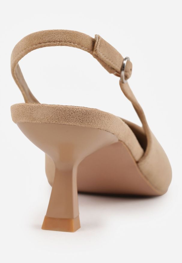 Renee - Ciemnobeżowe Czółenka Slingback na Kaczuszce z Imitacji Zamszu Mairiko. Nosek buta: szpiczasty. Zapięcie: sprzączka. Kolor: beżowy. Materiał: zamsz. Sezon: lato. Obcas: na szpilce. Wysokość obcasa: średni