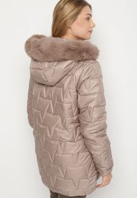 Born2be - Ciemnobeżowa Pikowana Kurtka z Kapturem z Futerkiem Azilma. Okazja: na co dzień, na spacer. Typ kołnierza: kaptur. Kolekcja: plus size. Kolor: beżowy. Materiał: futro. Wzór: aplikacja. Styl: klasyczny, casual #4