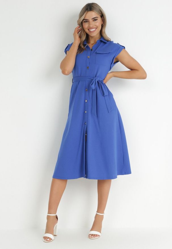 Born2be - Niebieska Sukienka Koszulowa Phinitrite. Okazja: na co dzień. Kolor: niebieski. Wzór: aplikacja. Typ sukienki: koszulowe. Materiał: materiał. Długość rękawa: krótki rękaw. Sezon: lato. Styl: casual. Długość: midi