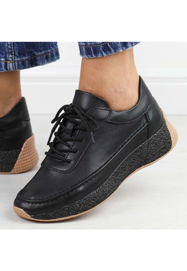 Czarne głatkie skórzane półbuty damskie Sergio Leone sp013A. Okazja: na co dzień. Nosek buta: okrągły. Kolor: czarny. Materiał: skóra. Sezon: wiosna, jesień. Styl: casual, elegancki, klasyczny