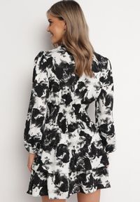 Born2be - Czarna Rozkloszowana Sukienka Mini z Ozdobnym Marszczeniem Mimizari. Okazja: na co dzień. Kolor: czarny. Typ sukienki: proste. Styl: elegancki, casual. Długość: mini #7