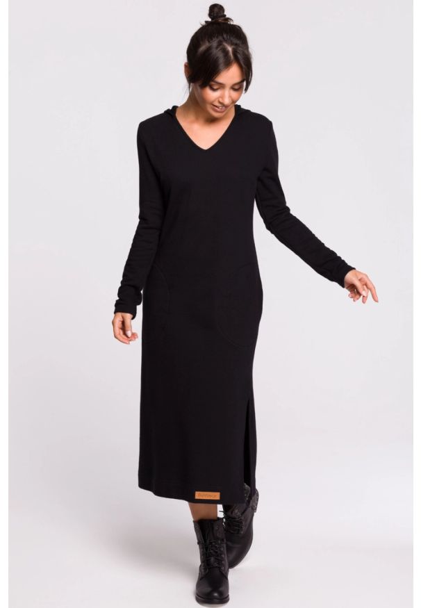 BeWear - Długa sukienka dresowa kaptur i dekolt V bawełniana czarna. Okazja: na spacer, na co dzień. Typ kołnierza: kaptur. Kolor: czarny. Materiał: bawełna, dresówka. Typ sukienki: sportowe, oversize, proste. Styl: casual, sportowy. Długość: maxi