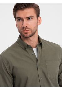 Ombre Clothing - Bawełniana męska koszula REGULAR FIT z kieszenią - khaki V4 OM-SHOS-0153 - XXL. Typ kołnierza: kołnierzyk klasyczny. Kolor: brązowy. Materiał: bawełna. Długość rękawa: długi rękaw. Długość: długie. Styl: klasyczny