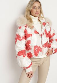 Born2be - Beżowo-Czerwona Pikowana Kurtka o Krótkim Kroju z Kapturem i Odpinanym Futerkiem Enarisel. Okazja: na co dzień. Typ kołnierza: kaptur. Kolor: beżowy. Materiał: futro. Długość: krótkie. Styl: casual, elegancki #7