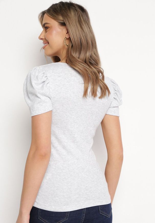 Born2be - Jasnoszara Bawełniana Bluzka z Prążkowanego Materiału Ozdobiona Cyrkoniami Nessaria. Kolor: szary. Materiał: materiał, prążkowany, bawełna. Wzór: aplikacja