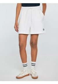 Big-Star - Szorty damskie dresowe z niewielkim haftem białe Meganta 100. Kolor: biały. Materiał: dresówka. Wzór: haft. Styl: klasyczny #1