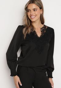 Born2be - Czarna Bluzka z Koronkowym Dekoltem i Ściągaczami przy Rękawach Vikinia. Okazja: na co dzień. Typ kołnierza: dekolt w kształcie V. Kolor: czarny. Materiał: koronka. Długość rękawa: długi rękaw. Długość: długie. Wzór: aplikacja, koronka. Styl: elegancki, casual #3