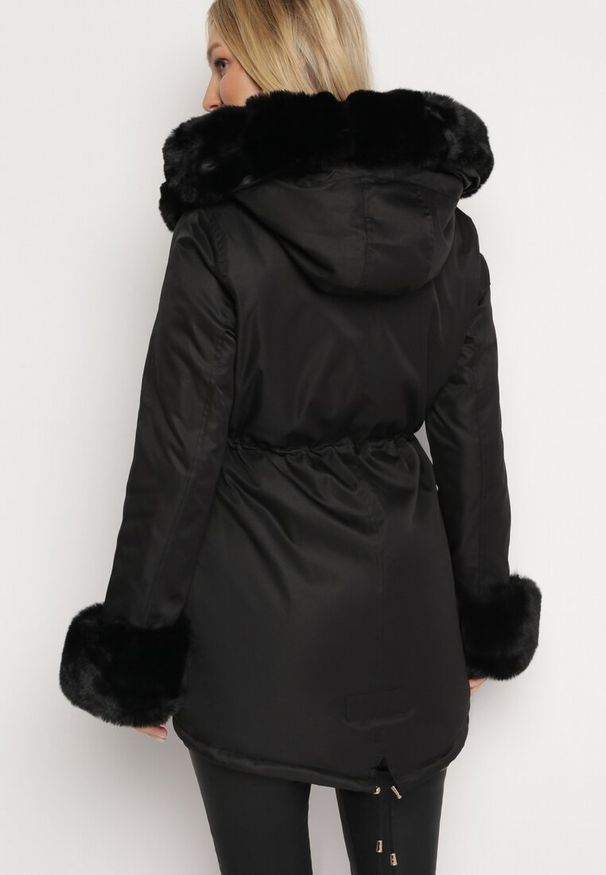 Born2be - Czarna Kurtka Parka z Futerkiem i Kapturem Aresja. Kolor: czarny. Materiał: futro. Sezon: zima, jesień