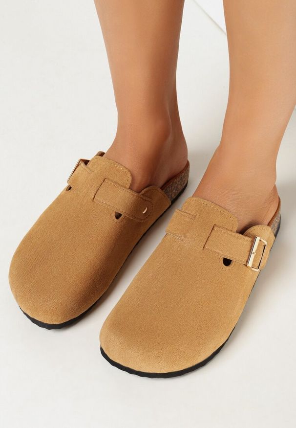 Born2be - Jasnobrązowe Klapki na Korkowej Podeszwie z Ozdobnym Paskiem Keele. Okazja: na co dzień. Kolor: brązowy. Styl: casual