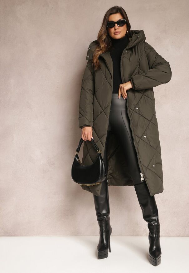 Renee - Ciemnozielona Pikowana Kurtka Płaszcz za Kolano z Kapturem Kinassan. Typ kołnierza: kaptur. Kolor: zielony. Wzór: geometria