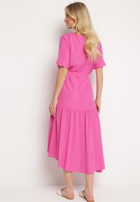 Born2be - Fuksjowa Sukienka Pudełkowa z Materiałowym Paskiem i Falbanką Dimovas. Typ kołnierza: dekolt w kształcie V. Kolor: różowy. Materiał: materiał #4