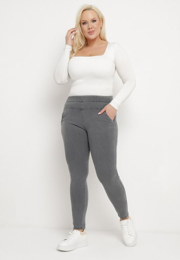Born2be - Ciemnoszare Spodnie z Gumką w Talii i Prostymi Nogawkami Lotlipa. Okazja: na co dzień, na spotkanie biznesowe. Kolekcja: plus size. Kolor: szary. Styl: elegancki, biznesowy, casual