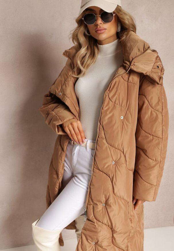 Renee - Ciemnobeżowa Pikowana Kurtka Płaszcz za Kolano z Kapturem Kelotta. Typ kołnierza: kaptur. Kolor: beżowy