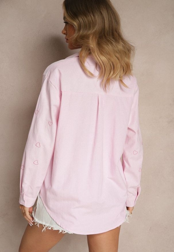 Renee - Różowa Koszula Oversize w Prążki Zdobiona Haftem w Serca Nitavela. Okazja: na co dzień. Kolor: różowy. Materiał: jeans. Długość rękawa: długi rękaw. Długość: długie. Wzór: prążki, aplikacja, haft. Styl: casual, elegancki