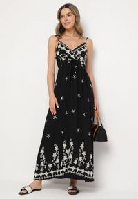 Born2be - Czarna Sukienka z Wiskozy Ozdobiona Haftami Lunireia. Okazja: na co dzień. Typ kołnierza: dekolt w kształcie V. Kolor: czarny. Materiał: wiskoza. Długość rękawa: na ramiączkach. Wzór: aplikacja, haft. Typ sukienki: proste. Styl: casual #1