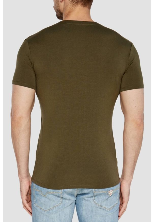 Guess - GUESS Zielony męski t-shirt z małym logo. Okazja: na co dzień. Typ kołnierza: dekolt w serek. Kolor: zielony. Materiał: elastan, bawełna. Długość rękawa: krótki rękaw. Długość: krótkie. Styl: klasyczny, casual, elegancki