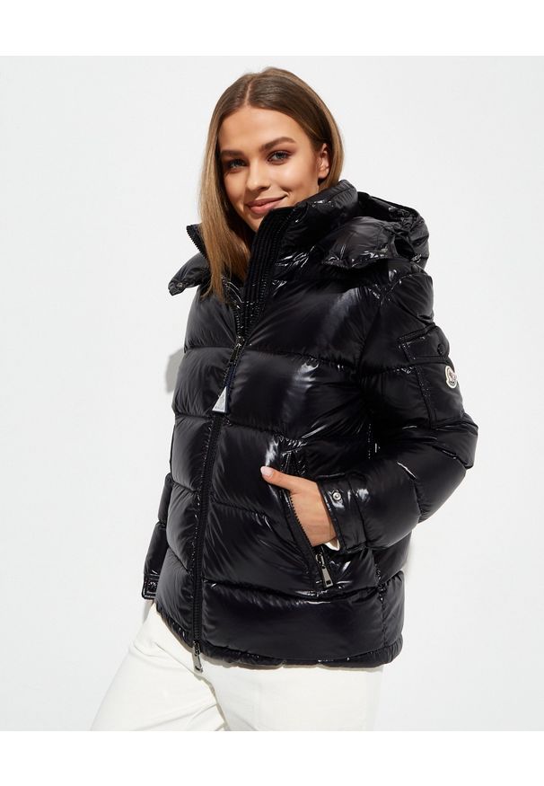 MONCLER - Czarna puchowa kurtka Fustet. Typ kołnierza: kaptur. Kolor: czarny. Materiał: puch. Długość rękawa: długi rękaw. Długość: długie