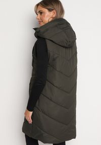 Born2be - Ciemnozielona Pikowana Kamizelka na Suwak z Kapturem i Sznurkami Mivissea. Typ kołnierza: kaptur. Kolor: zielony. Styl: elegancki, sportowy #3