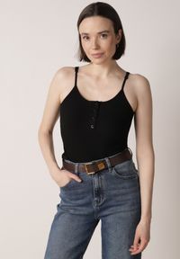 Born2be - Czarny Top na Ramiączkach z Prążkowanej Tkaniny z Bawełny z Guzikami Bermisa. Okazja: na co dzień. Kolor: czarny. Materiał: prążkowany, bawełna, tkanina. Długość rękawa: na ramiączkach. Styl: casual, elegancki #4