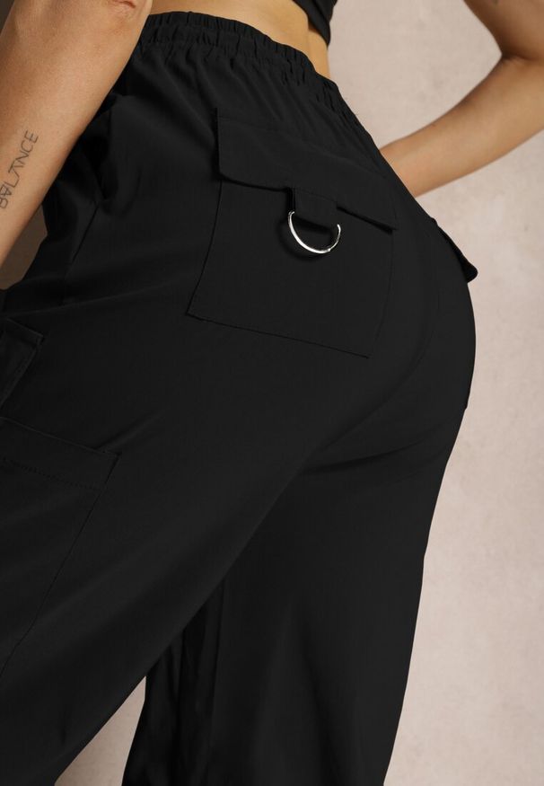 Renee - Czarne Szerokie Spodnie High Waist w Stylu Bojówek Wykończone Gumką w Talii Ellcara. Okazja: na co dzień. Stan: podwyższony. Kolor: czarny. Materiał: satyna. Wzór: moro. Styl: elegancki, wizytowy, sportowy, militarny, casual