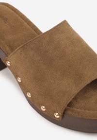 Born2be - Zielone Klapki Drewniaki na Słupku Zdobione Nitami Hilencja. Okazja: na co dzień. Kolor: zielony. Materiał: zamsz, len. Wzór: aplikacja. Obcas: na słupku. Styl: casual, boho #9