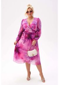 Moda Size Plus Iwanek - Elegancka sukienka Lilianna w odcieniach różu - zwiewność i romantyzm PLUS SIZE XXL. Okazja: na imprezę, na wesele, na ślub cywilny. Kolekcja: plus size. Kolor: różowy. Materiał: szyfon, tkanina, elastan, poliester. Wzór: aplikacja, nadruk, kwiaty. Typ sukienki: dla puszystych. Styl: elegancki