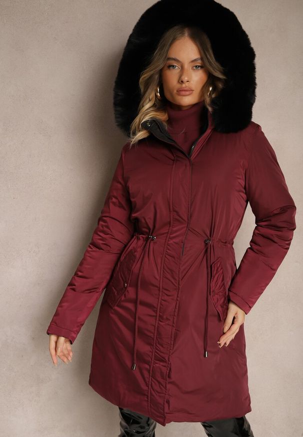 Renee - Bordowa Długa Kurtka Płaszcz o Dwustronnym Fasonie z Kapturem Astrae. Typ kołnierza: kaptur. Kolor: czerwony. Materiał: futro. Długość: długie. Wzór: aplikacja, gładki