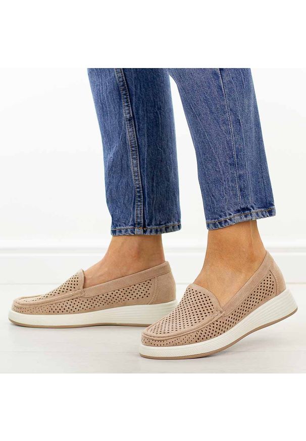 Nude ażurowe mokasyny damskie Sergio Leone Mk097H. Okazja: na spacer, na co dzień. Nosek buta: okrągły. Zapięcie: bez zapięcia. Materiał: zamsz. Szerokość cholewki: normalna. Wzór: ażurowy. Sezon: wiosna, lato. Styl: casual, elegancki, klasyczny