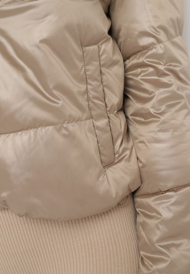 Born2be - Ciemnobeżowa Pikowana Kurtka z Kapturem i Ściągaczem w Talii Atirim. Typ kołnierza: kaptur. Kolor: beżowy. Styl: elegancki