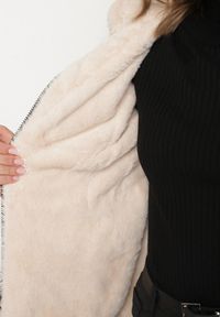 Born2be - Czarno-Beżowa Pikowana Kurtka Dwustronna z Kapturem i Futerkiem Rinaresa. Okazja: na co dzień. Typ kołnierza: kaptur. Kolor: czarny. Materiał: futro. Styl: casual, elegancki #7