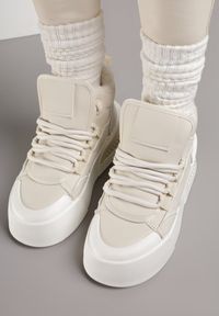 Renee - Beżowe Sneakersy z Ociepleniem na Platformie z Tłoczeniem Newedela. Okazja: na co dzień. Kolor: beżowy. Materiał: jeans. Obcas: na platformie #4