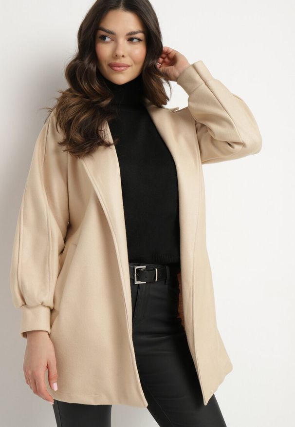 Born2be - Beżowy Płaszcz z Wiązanym Paskiem i Bufiastym Rękawem Imgrucu. Typ kołnierza: kołnierzyk stójkowy. Kolor: beżowy. Materiał: jeans, tkanina. Długość: długie. Sezon: jesień, wiosna