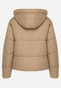 Born2be - Ciemnobeżowa Pikowana Kurtka Puffer z Kapturem Miviera. Okazja: na spacer, na co dzień. Typ kołnierza: kaptur. Kolor: beżowy. Materiał: dzianina, jeans. Sezon: zima. Styl: casual #7