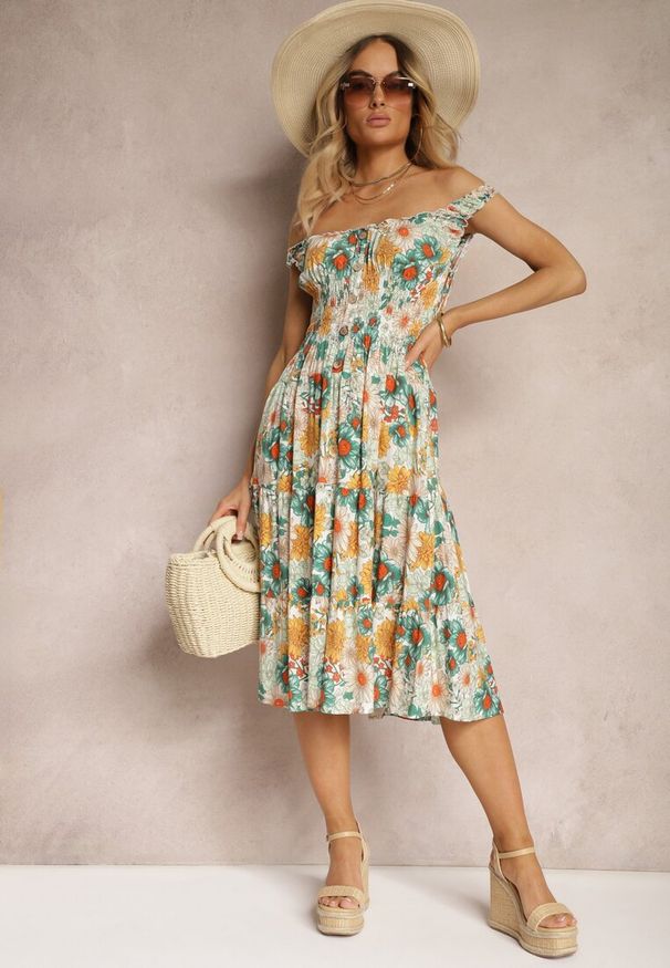 Renee - Biało-Zielona Sukienka z Gumką w Pasie na Ramiączkach z Falbankami w Kwiaty z Ozdobnymi Guzikami Arcovia. Okazja: na imprezę, na spacer. Typ kołnierza: kołnierz z falbankami. Kolor: biały. Długość rękawa: na ramiączkach. Wzór: kwiaty. Sezon: lato