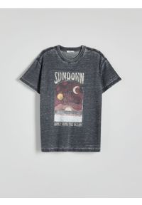 Reserved - T-shirt z nadrukiem - ciemnoszary. Kolor: szary. Materiał: bawełna, dzianina. Wzór: nadruk