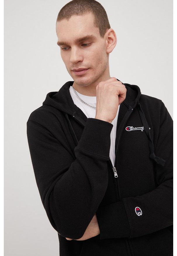 Champion bluza męska kolor czarny z kapturem. Okazja: na co dzień. Typ kołnierza: kaptur. Kolor: czarny. Materiał: bawełna. Wzór: aplikacja. Styl: casual