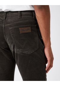Wrangler - MĘSKIE SPODNIE MATERIAŁOWE WRANGLER TEXAS SLIM MOSS GREEN W12SEC221 112141148. Materiał: materiał #3