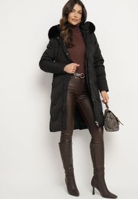 Born2be - Czarna Kurtka Pikowana o Długim Fasonie z Kapturem i Futrem Vertizola. Okazja: na spacer, na co dzień. Typ kołnierza: kaptur. Kolor: czarny. Materiał: futro. Długość: długie. Styl: casual, elegancki #2