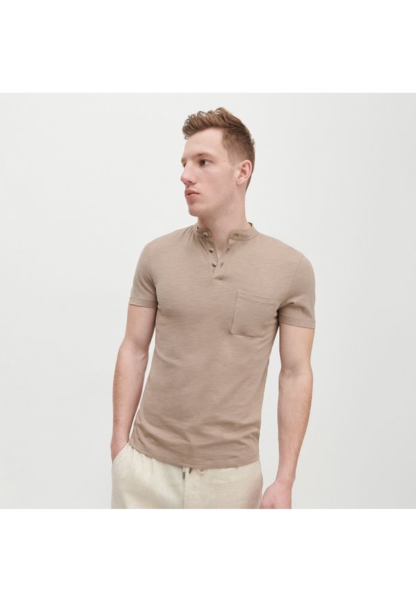 Reserved - Koszulka polo o fasonie slim - Beżowy. Typ kołnierza: polo, kołnierzyk stójkowy. Kolor: beżowy