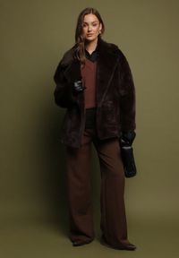 Born2be - Brązowa Kurtka Futerko o Dwurzędowym Kroju Oversize Nalizana. Okazja: na co dzień. Kolor: brązowy. Materiał: futro. Długość rękawa: długi rękaw. Długość: długie. Styl: casual, elegancki #4