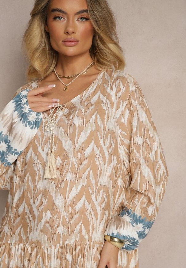 Renee - Beżowa Wiskozowa Sukienka z Printem w Stylu Boho z Chwostami Erianea. Okazja: na co dzień. Kolor: beżowy. Materiał: wiskoza. Długość rękawa: długi rękaw. Wzór: nadruk. Typ sukienki: proste. Styl: boho