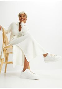 bonprix - Długa sukienka dzianinowa z paskiem (2 części). Typ kołnierza: polo. Kolor: biały. Materiał: dzianina. Długość: maxi #1