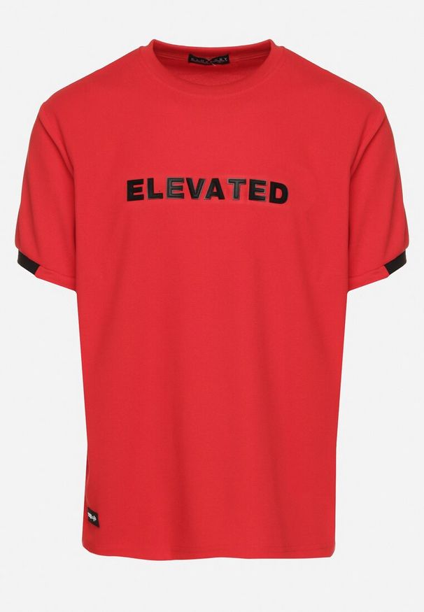 Born2be - Czerwona Koszulka T-shirt z Napisem ELAVATED Kolianis. Okazja: na co dzień. Kolor: czerwony. Wzór: napisy. Styl: klasyczny, casual