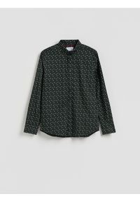 Reserved - Koszula slim fit w świąteczny wzór - ciemnozielony. Kolor: zielony. Materiał: tkanina, bawełna. Styl: wizytowy #1