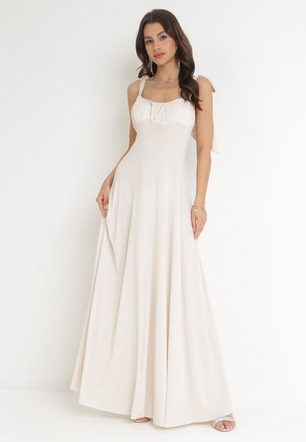Born2be - Jasnobeżowa Rozkloszowana Sukienka Maxi z Wiązanymi Ramiączkami Lisija. Kolor: beżowy. Długość rękawa: na ramiączkach. Styl: elegancki. Długość: maxi