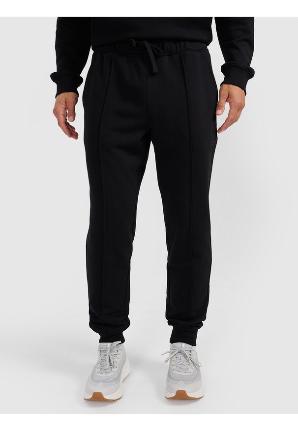 4f - 4F Spodnie dresowe joggery męskie - czarne XXL. Kolor: czarny. Materiał: dresówka. Sport: fitness, turystyka piesza