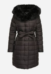 Born2be - Czarna Kurtka Pikowana z Futerkiem Przy Kapturze i Paskiem w Talii Dorinka. Okazja: na co dzień. Kolor: czarny. Materiał: futro. Długość rękawa: długi rękaw. Długość: długie. Styl: casual, elegancki #6