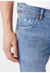 Wrangler - WRANGLER LARSTON MĘSKIE SPODNIE JEANSOWE LIGHT INDIGO W18S59X4E